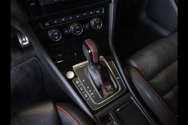 Volkswagen Golf 2.0 TSI GTI Performance / 245pk / Panorama dak / Leder / Dodehoek herkenning ./