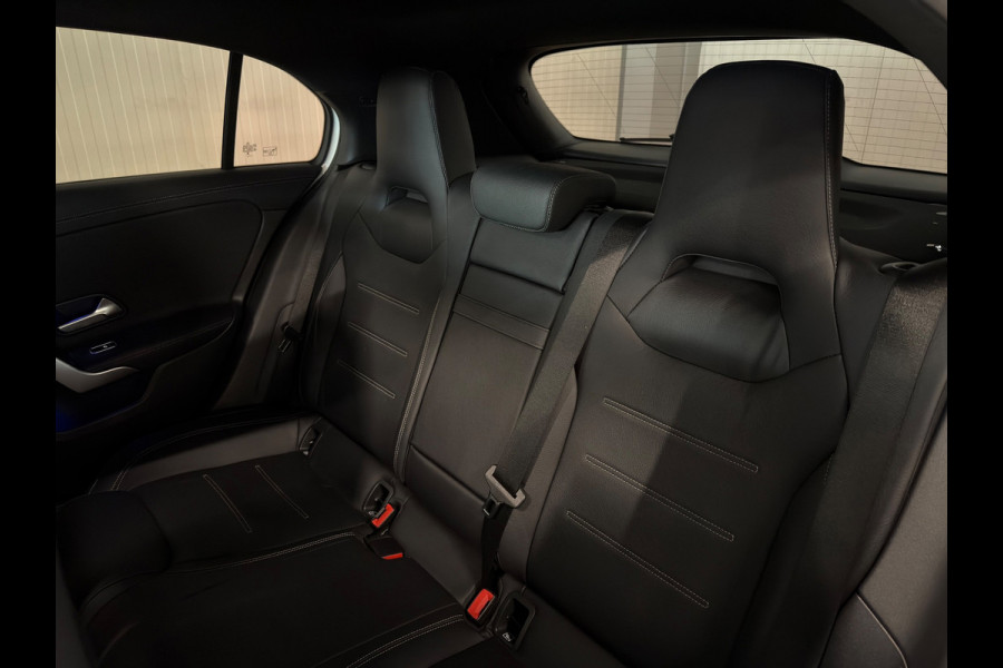 Mercedes-Benz A-Klasse 250 e Star Edition AMG Line Plus | PANO | HUD | 360 CAMERA | TREKHAAK | VOL OPTIES!