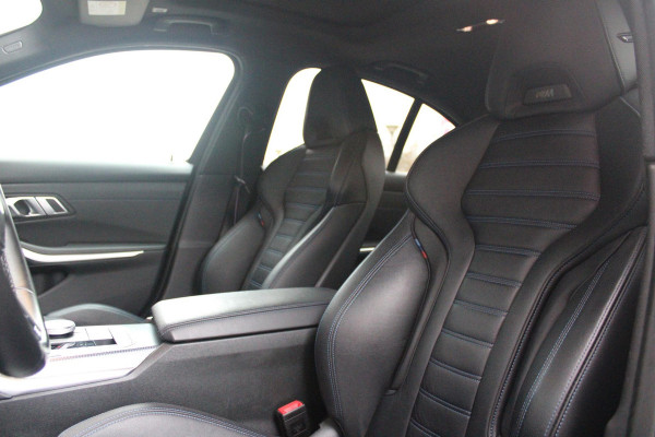 BMW 3-serie 330e 292PK xDRIVE | PANORAMISCH SCHUIF/KANTEL DAK | M-SPORT PRO-PAKKET | M-SPORT REMMEN UITGEVOERD IN DONKERBLAUW MET M LOGO | BMW LIVE COCKPIT PROFESSIONAL | CURVED DISPLAY |DRIVING ASSISTANT INCL. HEAD-UP DISPLAY | PARKING ASSIST INCL. ACHTERUITRIJCAMERA | ADAPTIEVE LED KOPLAMPEN |SHADOW LINE | M-SPORTSTOELEN VOOR | LEDER VERNASCA MET CONTRAST STIKSELS M-SPORT | STOEL VERWARMING | DRAADLOZE APPLE CARPLAY | ELEKTRISCH VERSTELBARE STOELEN MET GEHEUGEN FUNCTIE | HEAD UP DISPLAY | DRAADLOZE TELEFOONLADER | DODEHOEK BEWAKING | COMFORT PACK INCL. ELEKTRISCHE ACHTERKLEP | A