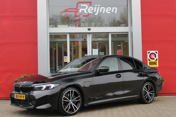 BMW 3-serie 330e 292PK xDRIVE | PANORAMISCH SCHUIF/KANTEL DAK | M-SPORT PRO-PAKKET | M-SPORT REMMEN UITGEVOERD IN DONKERBLAUW MET M LOGO | BMW LIVE COCKPIT PROFESSIONAL | CURVED DISPLAY |DRIVING ASSISTANT INCL. HEAD-UP DISPLAY | PARKING ASSIST INCL. ACHTERUITRIJCAMERA | ADAPTIEVE LED KOPLAMPEN |SHADOW LINE | M-SPORTSTOELEN VOOR | LEDER VERNASCA MET CONTRAST STIKSELS M-SPORT | STOEL VERWARMING | DRAADLOZE APPLE CARPLAY | ELEKTRISCH VERSTELBARE STOELEN MET GEHEUGEN FUNCTIE | HEAD UP DISPLAY | DRAADLOZE TELEFOONLADER | DODEHOEK BEWAKING | COMFORT PACK INCL. ELEKTRISCHE ACHTERKLEP | A
