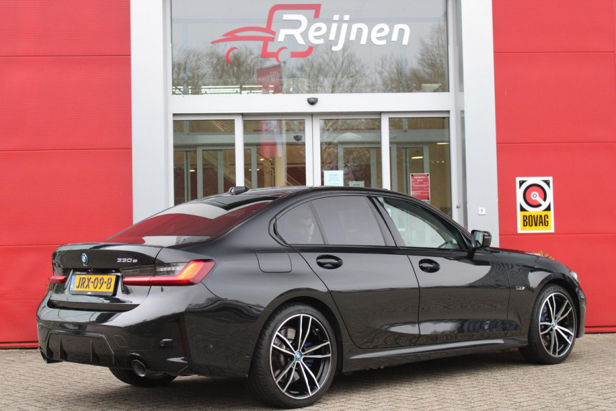 BMW 3-serie 330e 292PK xDRIVE | PANORAMISCH SCHUIF/KANTEL DAK | M-SPORT PRO-PAKKET | M-SPORT REMMEN UITGEVOERD IN DONKERBLAUW MET M LOGO | BMW LIVE COCKPIT PROFESSIONAL | CURVED DISPLAY |DRIVING ASSISTANT INCL. HEAD-UP DISPLAY | PARKING ASSIST INCL. ACHTERUITRIJCAMERA | ADAPTIEVE LED KOPLAMPEN |SHADOW LINE | M-SPORTSTOELEN VOOR | LEDER VERNASCA MET CONTRAST STIKSELS M-SPORT | STOEL VERWARMING | DRAADLOZE APPLE CARPLAY | ELEKTRISCH VERSTELBARE STOELEN MET GEHEUGEN FUNCTIE | HEAD UP DISPLAY | DRAADLOZE TELEFOONLADER | DODEHOEK BEWAKING | COMFORT PACK INCL. ELEKTRISCHE ACHTERKLEP | A