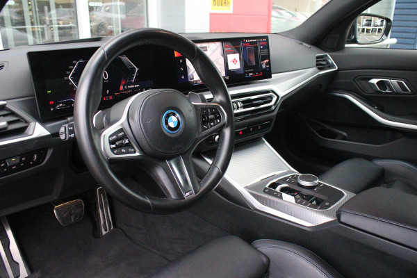 BMW 3-serie 330e 292PK xDRIVE | PANORAMISCH SCHUIF/KANTEL DAK | M-SPORT PRO-PAKKET | M-SPORT REMMEN UITGEVOERD IN DONKERBLAUW MET M LOGO | BMW LIVE COCKPIT PROFESSIONAL | CURVED DISPLAY |DRIVING ASSISTANT INCL. HEAD-UP DISPLAY | PARKING ASSIST INCL. ACHTERUITRIJCAMERA | ADAPTIEVE LED KOPLAMPEN |SHADOW LINE | M-SPORTSTOELEN VOOR | LEDER VERNASCA MET CONTRAST STIKSELS M-SPORT | STOEL VERWARMING | DRAADLOZE APPLE CARPLAY | ELEKTRISCH VERSTELBARE STOELEN MET GEHEUGEN FUNCTIE | HEAD UP DISPLAY | DRAADLOZE TELEFOONLADER | DODEHOEK BEWAKING | COMFORT PACK INCL. ELEKTRISCHE ACHTERKLEP | A