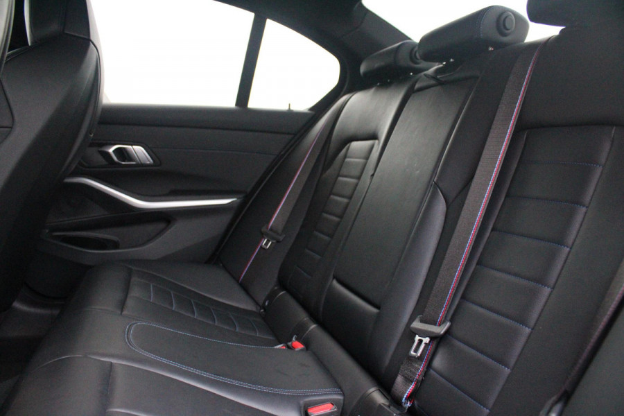 BMW 3-serie 330e 292PK xDRIVE | PANORAMISCH SCHUIF/KANTEL DAK | M-SPORT PRO-PAKKET | M-SPORT REMMEN UITGEVOERD IN DONKERBLAUW MET M LOGO | BMW LIVE COCKPIT PROFESSIONAL | CURVED DISPLAY |DRIVING ASSISTANT INCL. HEAD-UP DISPLAY | PARKING ASSIST INCL. ACHTERUITRIJCAMERA | ADAPTIEVE LED KOPLAMPEN |SHADOW LINE | M-SPORTSTOELEN VOOR | LEDER VERNASCA MET CONTRAST STIKSELS M-SPORT | STOEL VERWARMING | DRAADLOZE APPLE CARPLAY | ELEKTRISCH VERSTELBARE STOELEN MET GEHEUGEN FUNCTIE | HEAD UP DISPLAY | DRAADLOZE TELEFOONLADER | DODEHOEK BEWAKING | COMFORT PACK INCL. ELEKTRISCHE ACHTERKLEP | A
