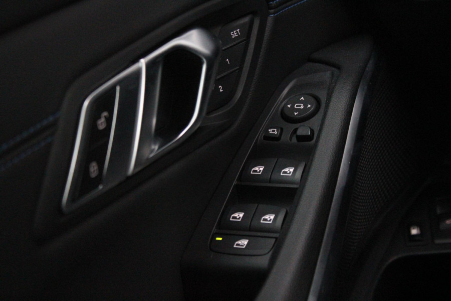 BMW 3-serie 330e 292PK xDRIVE | PANORAMISCH SCHUIF/KANTEL DAK | M-SPORT PRO-PAKKET | M-SPORT REMMEN UITGEVOERD IN DONKERBLAUW MET M LOGO | BMW LIVE COCKPIT PROFESSIONAL | CURVED DISPLAY |DRIVING ASSISTANT INCL. HEAD-UP DISPLAY | PARKING ASSIST INCL. ACHTERUITRIJCAMERA | ADAPTIEVE LED KOPLAMPEN |SHADOW LINE | M-SPORTSTOELEN VOOR | LEDER VERNASCA MET CONTRAST STIKSELS M-SPORT | STOEL VERWARMING | DRAADLOZE APPLE CARPLAY | ELEKTRISCH VERSTELBARE STOELEN MET GEHEUGEN FUNCTIE | HEAD UP DISPLAY | DRAADLOZE TELEFOONLADER | DODEHOEK BEWAKING | COMFORT PACK INCL. ELEKTRISCHE ACHTERKLEP | A