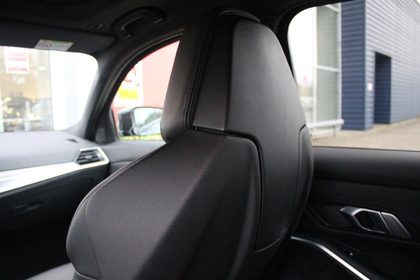 BMW 3-serie 330e 292PK xDRIVE | PANORAMISCH SCHUIF/KANTEL DAK | M-SPORT PRO-PAKKET | M-SPORT REMMEN UITGEVOERD IN DONKERBLAUW MET M LOGO | BMW LIVE COCKPIT PROFESSIONAL | CURVED DISPLAY |DRIVING ASSISTANT INCL. HEAD-UP DISPLAY | PARKING ASSIST INCL. ACHTERUITRIJCAMERA | ADAPTIEVE LED KOPLAMPEN |SHADOW LINE | M-SPORTSTOELEN VOOR | LEDER VERNASCA MET CONTRAST STIKSELS M-SPORT | STOEL VERWARMING | DRAADLOZE APPLE CARPLAY | ELEKTRISCH VERSTELBARE STOELEN MET GEHEUGEN FUNCTIE | HEAD UP DISPLAY | DRAADLOZE TELEFOONLADER | DODEHOEK BEWAKING | COMFORT PACK INCL. ELEKTRISCHE ACHTERKLEP | A