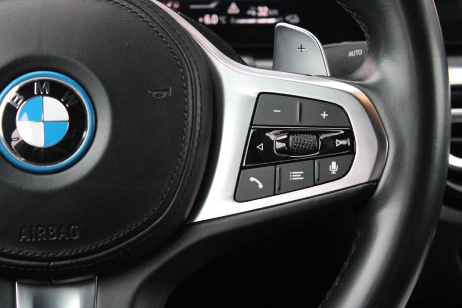 BMW 3-serie 330e 292PK xDRIVE | PANORAMISCH SCHUIF/KANTEL DAK | M-SPORT PRO-PAKKET | M-SPORT REMMEN UITGEVOERD IN DONKERBLAUW MET M LOGO | BMW LIVE COCKPIT PROFESSIONAL | CURVED DISPLAY |DRIVING ASSISTANT INCL. HEAD-UP DISPLAY | PARKING ASSIST INCL. ACHTERUITRIJCAMERA | ADAPTIEVE LED KOPLAMPEN |SHADOW LINE | M-SPORTSTOELEN VOOR | LEDER VERNASCA MET CONTRAST STIKSELS M-SPORT | STOEL VERWARMING | DRAADLOZE APPLE CARPLAY | ELEKTRISCH VERSTELBARE STOELEN MET GEHEUGEN FUNCTIE | HEAD UP DISPLAY | DRAADLOZE TELEFOONLADER | DODEHOEK BEWAKING | COMFORT PACK INCL. ELEKTRISCHE ACHTERKLEP | A