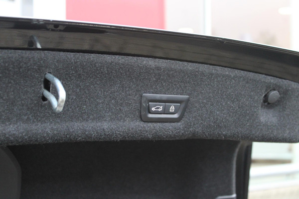 BMW 3-serie 330e 292PK xDRIVE | PANORAMISCH SCHUIF/KANTEL DAK | M-SPORT PRO-PAKKET | M-SPORT REMMEN UITGEVOERD IN DONKERBLAUW MET M LOGO | BMW LIVE COCKPIT PROFESSIONAL | CURVED DISPLAY |DRIVING ASSISTANT INCL. HEAD-UP DISPLAY | PARKING ASSIST INCL. ACHTERUITRIJCAMERA | ADAPTIEVE LED KOPLAMPEN |SHADOW LINE | M-SPORTSTOELEN VOOR | LEDER VERNASCA MET CONTRAST STIKSELS M-SPORT | STOEL VERWARMING | DRAADLOZE APPLE CARPLAY | ELEKTRISCH VERSTELBARE STOELEN MET GEHEUGEN FUNCTIE | HEAD UP DISPLAY | DRAADLOZE TELEFOONLADER | DODEHOEK BEWAKING | COMFORT PACK INCL. ELEKTRISCHE ACHTERKLEP | A