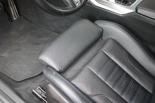 BMW 3-serie 330e 292PK xDRIVE | PANORAMISCH SCHUIF/KANTEL DAK | M-SPORT PRO-PAKKET | M-SPORT REMMEN UITGEVOERD IN DONKERBLAUW MET M LOGO | BMW LIVE COCKPIT PROFESSIONAL | CURVED DISPLAY |DRIVING ASSISTANT INCL. HEAD-UP DISPLAY | PARKING ASSIST INCL. ACHTERUITRIJCAMERA | ADAPTIEVE LED KOPLAMPEN |SHADOW LINE | M-SPORTSTOELEN VOOR | LEDER VERNASCA MET CONTRAST STIKSELS M-SPORT | STOEL VERWARMING | DRAADLOZE APPLE CARPLAY | ELEKTRISCH VERSTELBARE STOELEN MET GEHEUGEN FUNCTIE | HEAD UP DISPLAY | DRAADLOZE TELEFOONLADER | DODEHOEK BEWAKING | COMFORT PACK INCL. ELEKTRISCHE ACHTERKLEP | A