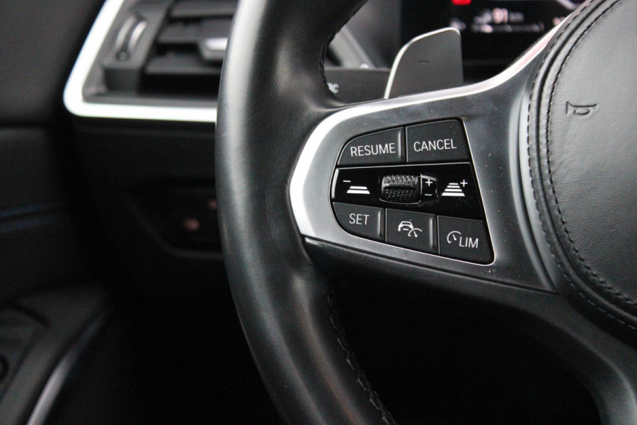 BMW 3-serie 330e 292PK xDRIVE | PANORAMISCH SCHUIF/KANTEL DAK | M-SPORT PRO-PAKKET | M-SPORT REMMEN UITGEVOERD IN DONKERBLAUW MET M LOGO | BMW LIVE COCKPIT PROFESSIONAL | CURVED DISPLAY |DRIVING ASSISTANT INCL. HEAD-UP DISPLAY | PARKING ASSIST INCL. ACHTERUITRIJCAMERA | ADAPTIEVE LED KOPLAMPEN |SHADOW LINE | M-SPORTSTOELEN VOOR | LEDER VERNASCA MET CONTRAST STIKSELS M-SPORT | STOEL VERWARMING | DRAADLOZE APPLE CARPLAY | ELEKTRISCH VERSTELBARE STOELEN MET GEHEUGEN FUNCTIE | HEAD UP DISPLAY | DRAADLOZE TELEFOONLADER | DODEHOEK BEWAKING | COMFORT PACK INCL. ELEKTRISCHE ACHTERKLEP | A