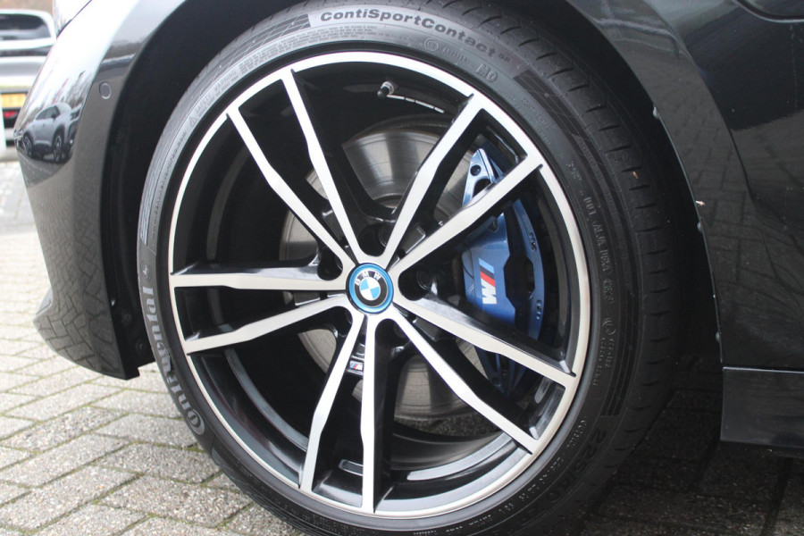 BMW 3-serie 330e 292PK xDRIVE | PANORAMISCH SCHUIF/KANTEL DAK | M-SPORT PRO-PAKKET | M-SPORT REMMEN UITGEVOERD IN DONKERBLAUW MET M LOGO | BMW LIVE COCKPIT PROFESSIONAL | CURVED DISPLAY |DRIVING ASSISTANT INCL. HEAD-UP DISPLAY | PARKING ASSIST INCL. ACHTERUITRIJCAMERA | ADAPTIEVE LED KOPLAMPEN |SHADOW LINE | M-SPORTSTOELEN VOOR | LEDER VERNASCA MET CONTRAST STIKSELS M-SPORT | STOEL VERWARMING | DRAADLOZE APPLE CARPLAY | ELEKTRISCH VERSTELBARE STOELEN MET GEHEUGEN FUNCTIE | HEAD UP DISPLAY | DRAADLOZE TELEFOONLADER | DODEHOEK BEWAKING | COMFORT PACK INCL. ELEKTRISCHE ACHTERKLEP | A