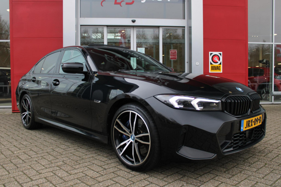 BMW 3-serie 330e 292PK xDRIVE | PANORAMISCH SCHUIF/KANTEL DAK | M-SPORT PRO-PAKKET | M-SPORT REMMEN UITGEVOERD IN DONKERBLAUW MET M LOGO | BMW LIVE COCKPIT PROFESSIONAL | CURVED DISPLAY |DRIVING ASSISTANT INCL. HEAD-UP DISPLAY | PARKING ASSIST INCL. ACHTERUITRIJCAMERA | ADAPTIEVE LED KOPLAMPEN |SHADOW LINE | M-SPORTSTOELEN VOOR | LEDER VERNASCA MET CONTRAST STIKSELS M-SPORT | STOEL VERWARMING | DRAADLOZE APPLE CARPLAY | ELEKTRISCH VERSTELBARE STOELEN MET GEHEUGEN FUNCTIE | HEAD UP DISPLAY | DRAADLOZE TELEFOONLADER | DODEHOEK BEWAKING | COMFORT PACK INCL. ELEKTRISCHE ACHTERKLEP | A