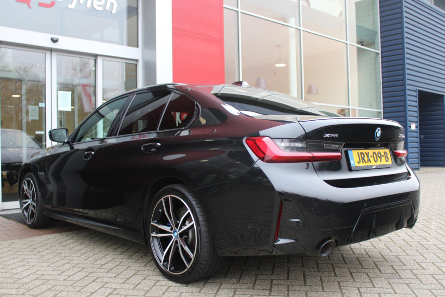 BMW 3-serie 330e 292PK xDRIVE | PANORAMISCH SCHUIF/KANTEL DAK | M-SPORT PRO-PAKKET | M-SPORT REMMEN UITGEVOERD IN DONKERBLAUW MET M LOGO | BMW LIVE COCKPIT PROFESSIONAL | CURVED DISPLAY |DRIVING ASSISTANT INCL. HEAD-UP DISPLAY | PARKING ASSIST INCL. ACHTERUITRIJCAMERA | ADAPTIEVE LED KOPLAMPEN |SHADOW LINE | M-SPORTSTOELEN VOOR | LEDER VERNASCA MET CONTRAST STIKSELS M-SPORT | STOEL VERWARMING | DRAADLOZE APPLE CARPLAY | ELEKTRISCH VERSTELBARE STOELEN MET GEHEUGEN FUNCTIE | HEAD UP DISPLAY | DRAADLOZE TELEFOONLADER | DODEHOEK BEWAKING | COMFORT PACK INCL. ELEKTRISCHE ACHTERKLEP | A