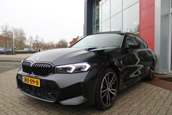 BMW 3-serie 330e 292PK xDRIVE | PANORAMISCH SCHUIF/KANTEL DAK | M-SPORT PRO-PAKKET | M-SPORT REMMEN UITGEVOERD IN DONKERBLAUW MET M LOGO | BMW LIVE COCKPIT PROFESSIONAL | CURVED DISPLAY |DRIVING ASSISTANT INCL. HEAD-UP DISPLAY | PARKING ASSIST INCL. ACHTERUITRIJCAMERA | ADAPTIEVE LED KOPLAMPEN |SHADOW LINE | M-SPORTSTOELEN VOOR | LEDER VERNASCA MET CONTRAST STIKSELS M-SPORT | STOEL VERWARMING | DRAADLOZE APPLE CARPLAY | ELEKTRISCH VERSTELBARE STOELEN MET GEHEUGEN FUNCTIE | HEAD UP DISPLAY | DRAADLOZE TELEFOONLADER | DODEHOEK BEWAKING | COMFORT PACK INCL. ELEKTRISCHE ACHTERKLEP | A