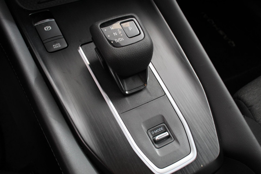 Nissan QASHQAI 1.3 DIG-T 158 pk Automaat N-Connecta Navigatie Apple Carplay/Android Auto Adaptive Cruise Control Parkeersensoren 360 camera Park Assist Lane Assist Stoel- en stuurwielverwarming Verwarmde voorruit LED koplampen Privacy Glass Trekhaak