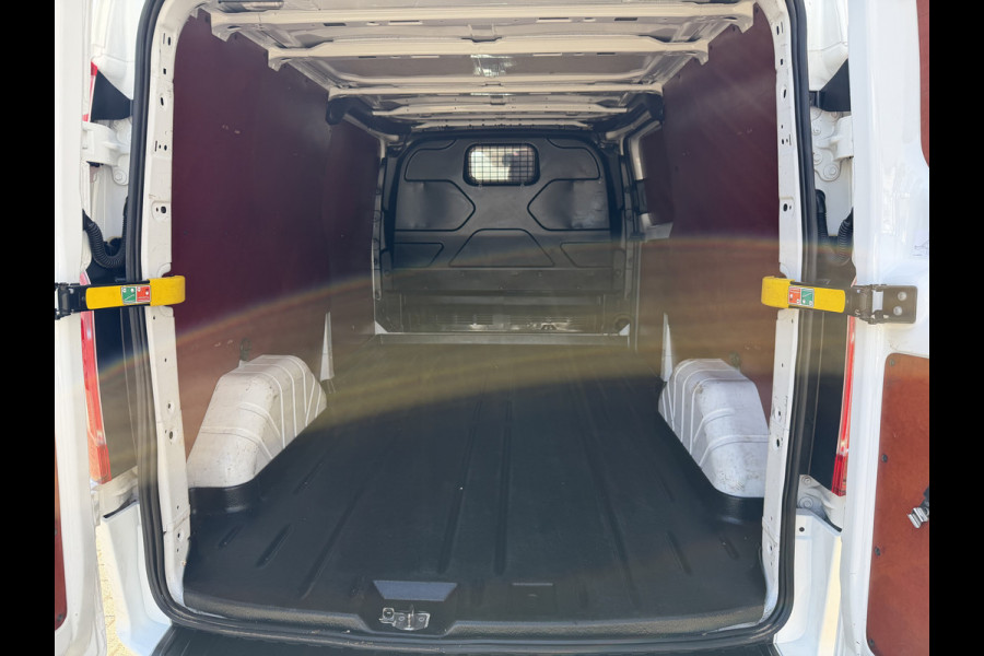 Ford Transit Custom 300 2.0 TDCI 130pk L2H1 Trend / euro 6 / vaste prijs rijklaar € 12.950 ex btw / lease vanaf € 218 / airco / cruise / navigatie / camera / trekhaak 2700 kg !