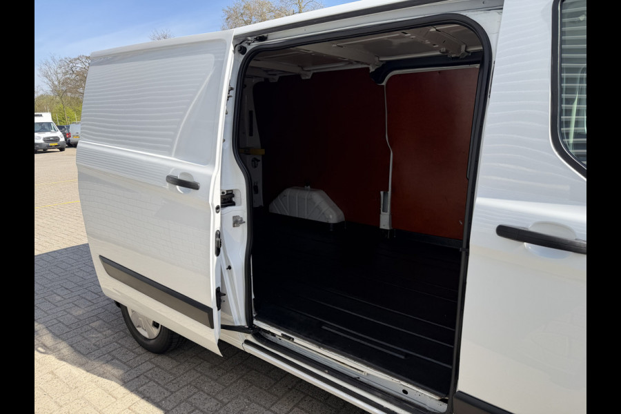 Ford Transit Custom 300 2.0 TDCI 130pk L2H1 Trend / euro 6 / vaste prijs rijklaar € 12.950 ex btw / lease vanaf € 218 / airco / cruise / navigatie / camera / trekhaak 2700 kg !