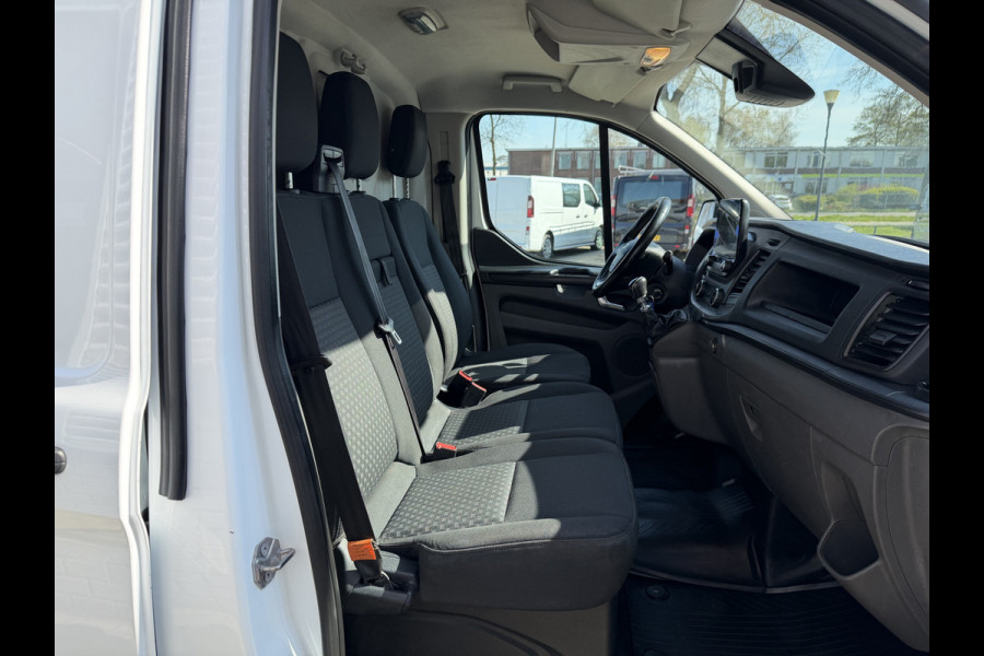 Ford Transit Custom 300 2.0 TDCI 130pk L2H1 Trend / euro 6 / vaste prijs rijklaar € 12.950 ex btw / lease vanaf € 218 / airco / cruise / navigatie / camera / trekhaak 2700 kg !