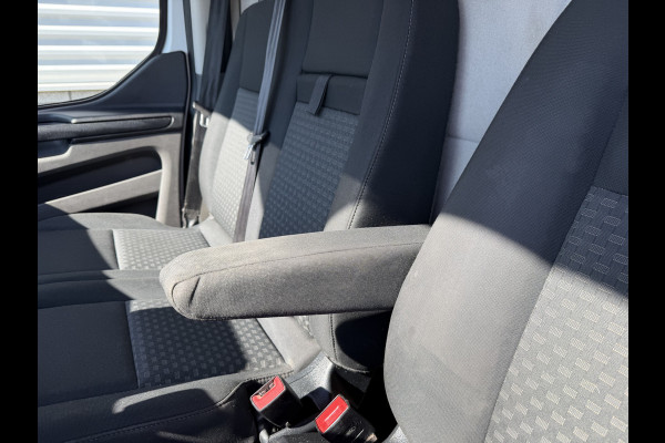 Ford Transit Custom 300 2.0 TDCI 130pk L2H1 Trend / euro 6 / vaste prijs rijklaar € 12.950 ex btw / lease vanaf € 218 / airco / cruise / navigatie / camera / trekhaak 2700 kg !