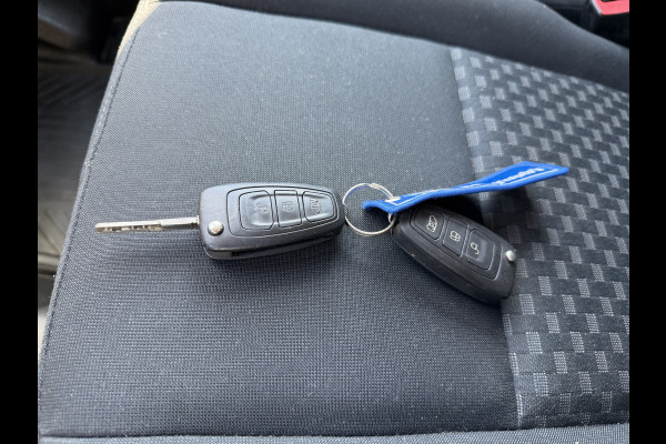 Ford Transit Custom 300 2.0 TDCI 130pk L2H1 Trend / euro 6 / vaste prijs rijklaar € 12.950 ex btw / lease vanaf € 218 / airco / cruise / navigatie / camera / trekhaak 2700 kg !