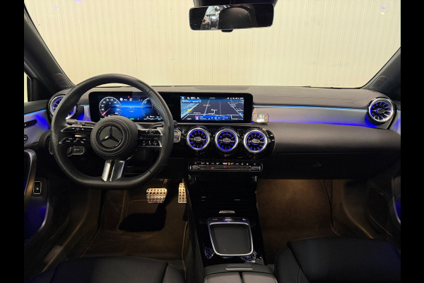 Mercedes-Benz A-Klasse 250 e Star Edition AMG Line Plus | PANO | HUD | 360 CAMERA | TREKHAAK | VOL OPTIES!
