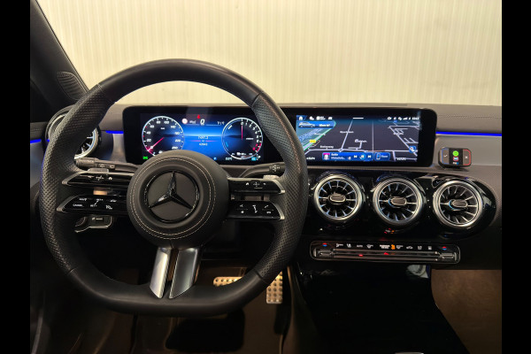 Mercedes-Benz A-Klasse 250 e Star Edition AMG Line Plus | PANO | HUD | 360 CAMERA | TREKHAAK | VOL OPTIES!