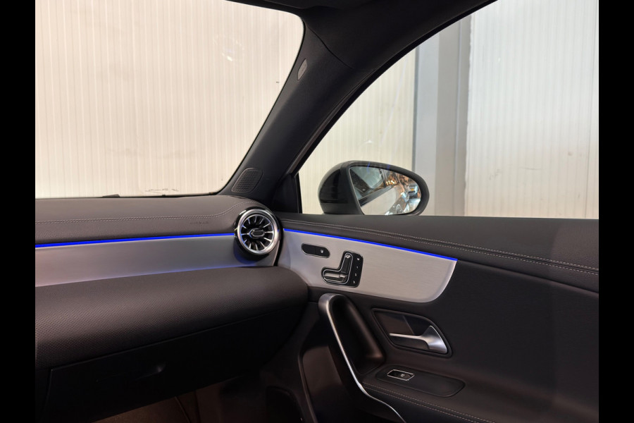 Mercedes-Benz A-Klasse 250 e Star Edition AMG Line Plus | PANO | HUD | 360 CAMERA | TREKHAAK | VOL OPTIES!