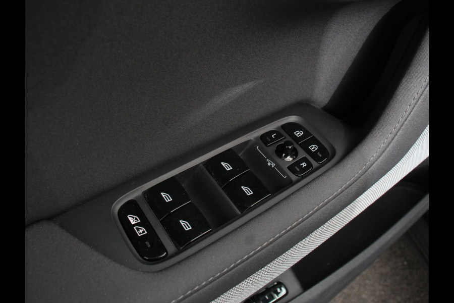 Polestar 2 Standard Range Single Motor 69 kWh Automaat Camera Dab Led Verwarmde voorstoelen Navigatie Apple Carplay/Android Auto Climate Control Parkeer sensoren