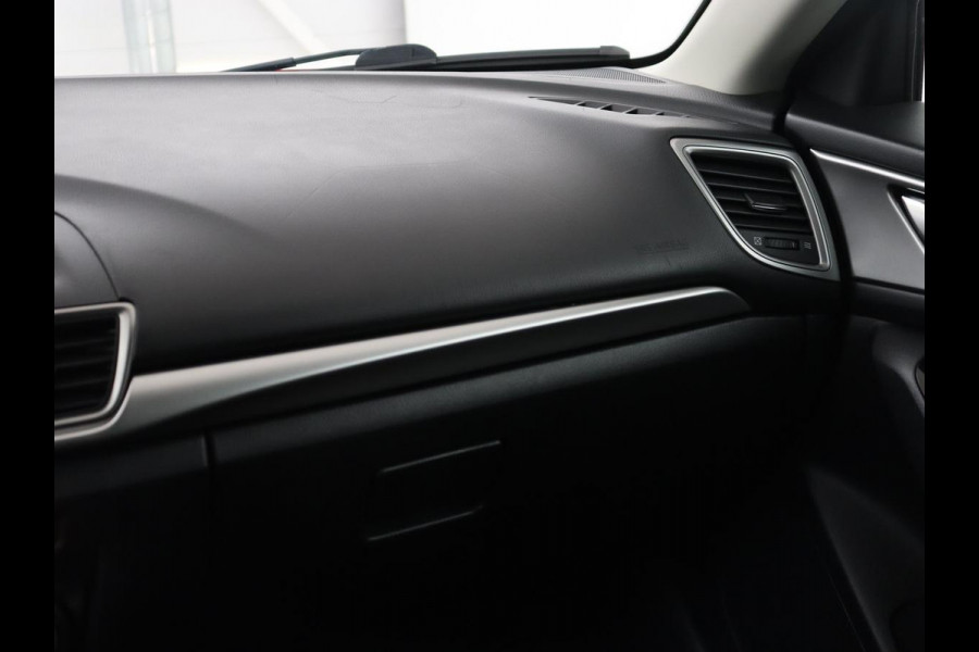 Mazda 3 2.0 SkyActiv-G 120 SkyLease+ | Stoel & stuurverwarming | Head-Up | Trekhaak | Camera | Navigatie | Full LED | Parkeerhulp | Climate control | Bluetooth | DAB | Cruise control | 103.800km NAP