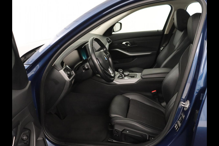 BMW 3-serie 320i Executive Edition | Sportstoelen | Carplay | Live Cockpit | Half leder | Navigatie | Full LED | Climate control | Parkeerhulp | Cruise control | Bluetooth