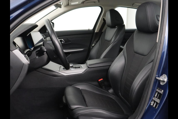 BMW 3-serie 320i Executive Edition | Sportstoelen | Carplay | Live Cockpit | Half leder | Navigatie | Full LED | Climate control | Parkeerhulp | Cruise control | Bluetooth