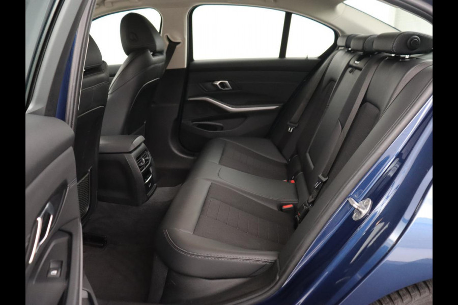 BMW 3-serie 320i Executive Edition | Sportstoelen | Carplay | Live Cockpit | Half leder | Navigatie | Full LED | Climate control | Parkeerhulp | Cruise control | Bluetooth