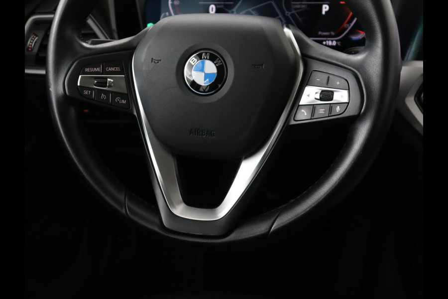 BMW 3-serie 320i Executive Edition | Sportstoelen | Carplay | Live Cockpit | Half leder | Navigatie | Full LED | Climate control | Parkeerhulp | Cruise control | Bluetooth