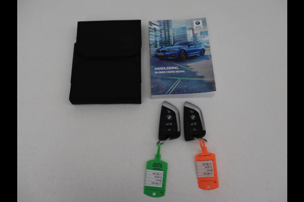 BMW 3-serie 320i Executive Edition | Sportstoelen | Carplay | Live Cockpit | Half leder | Navigatie | Full LED | Climate control | Parkeerhulp | Cruise control | Bluetooth