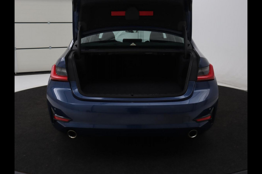 BMW 3-serie 320i Executive Edition | Sportstoelen | Carplay | Live Cockpit | Half leder | Navigatie | Full LED | Climate control | Parkeerhulp | Cruise control | Bluetooth