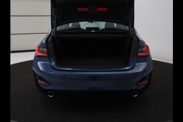 BMW 3-serie 320i Executive Edition | Sportstoelen | Carplay | Live Cockpit | Half leder | Navigatie | Full LED | Climate control | Parkeerhulp | Cruise control | Bluetooth
