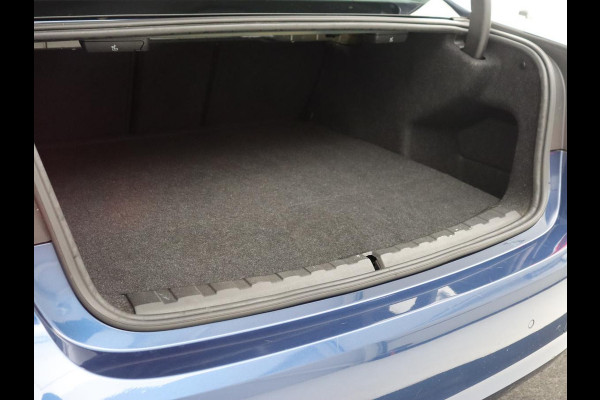 BMW 3-serie 320i Executive Edition | Sportstoelen | Carplay | Live Cockpit | Half leder | Navigatie | Full LED | Climate control | Parkeerhulp | Cruise control | Bluetooth