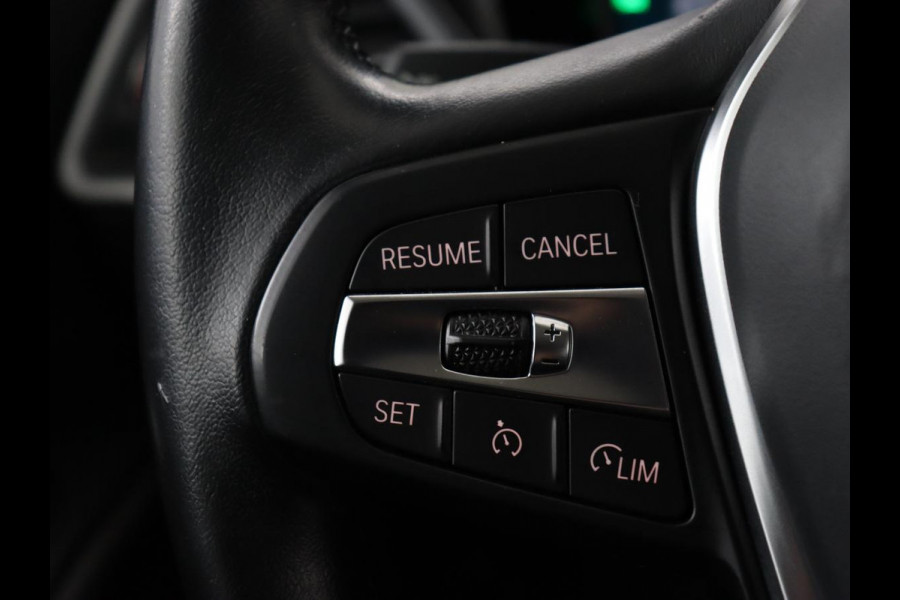 BMW 3-serie 320i Executive Edition | Sportstoelen | Carplay | Live Cockpit | Half leder | Navigatie | Full LED | Climate control | Parkeerhulp | Cruise control | Bluetooth