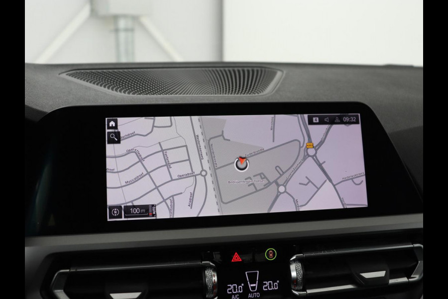 BMW 3-serie 320i Executive Edition | Sportstoelen | Carplay | Live Cockpit | Half leder | Navigatie | Full LED | Climate control | Parkeerhulp | Cruise control | Bluetooth