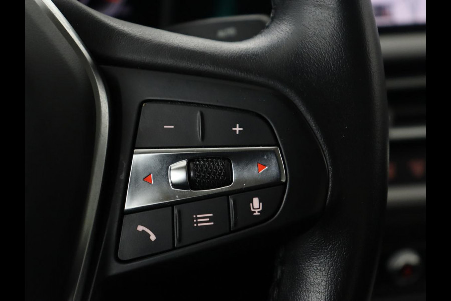 BMW 3-serie 320i Executive Edition | Sportstoelen | Carplay | Live Cockpit | Half leder | Navigatie | Full LED | Climate control | Parkeerhulp | Cruise control | Bluetooth