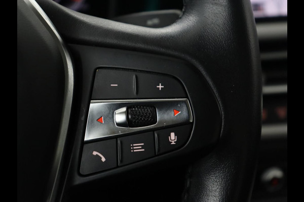 BMW 3-serie 320i Executive Edition | Sportstoelen | Carplay | Live Cockpit | Half leder | Navigatie | Full LED | Climate control | Parkeerhulp | Cruise control | Bluetooth