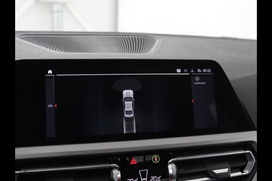 BMW 3-serie 320i Executive Edition | Sportstoelen | Carplay | Live Cockpit | Half leder | Navigatie | Full LED | Climate control | Parkeerhulp | Cruise control | Bluetooth