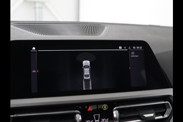 BMW 3-serie 320i Executive Edition | Sportstoelen | Carplay | Live Cockpit | Half leder | Navigatie | Full LED | Climate control | Parkeerhulp | Cruise control | Bluetooth