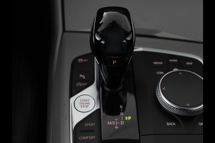 BMW 3-serie 320i Executive Edition | Sportstoelen | Carplay | Live Cockpit | Half leder | Navigatie | Full LED | Climate control | Parkeerhulp | Cruise control | Bluetooth