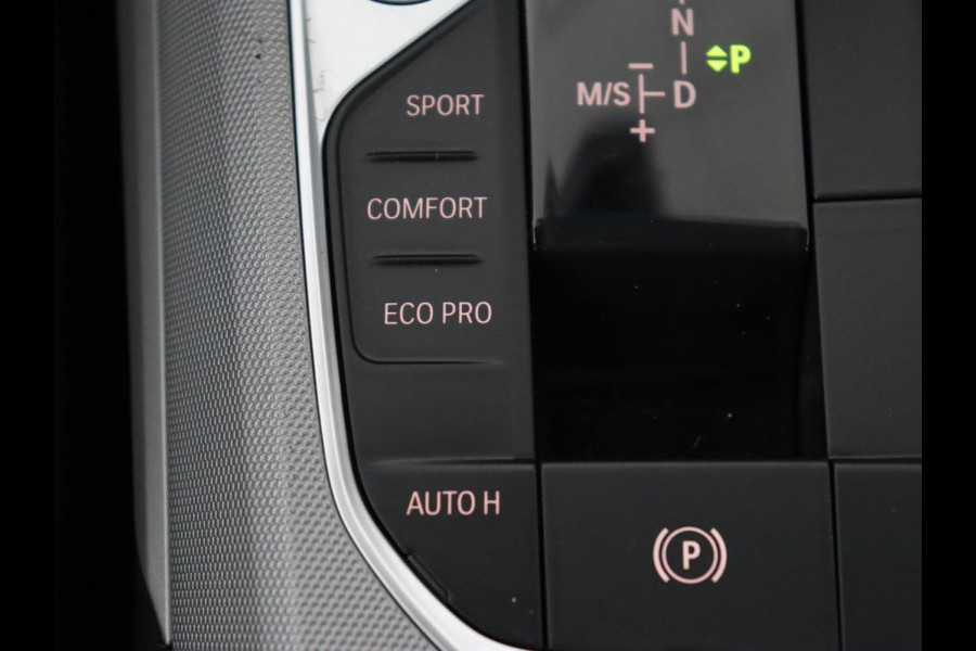 BMW 3-serie 320i Executive Edition | Sportstoelen | Carplay | Live Cockpit | Half leder | Navigatie | Full LED | Climate control | Parkeerhulp | Cruise control | Bluetooth