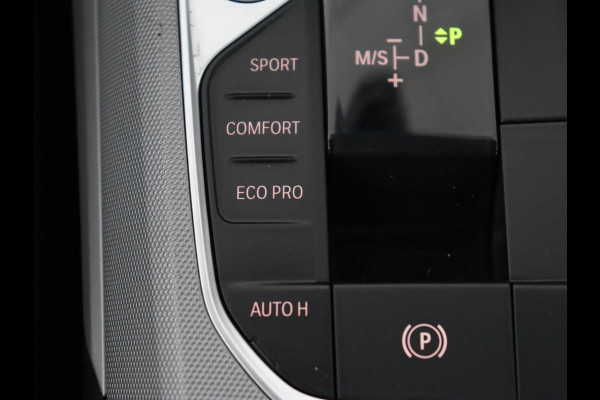 BMW 3-serie 320i Executive Edition | Sportstoelen | Carplay | Live Cockpit | Half leder | Navigatie | Full LED | Climate control | Parkeerhulp | Cruise control | Bluetooth