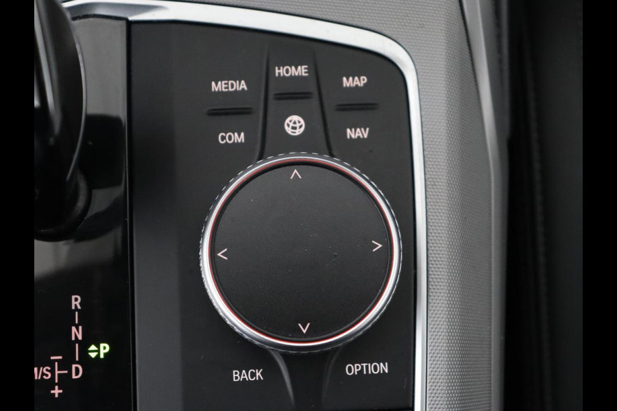 BMW 3-serie 320i Executive Edition | Sportstoelen | Carplay | Live Cockpit | Half leder | Navigatie | Full LED | Climate control | Parkeerhulp | Cruise control | Bluetooth