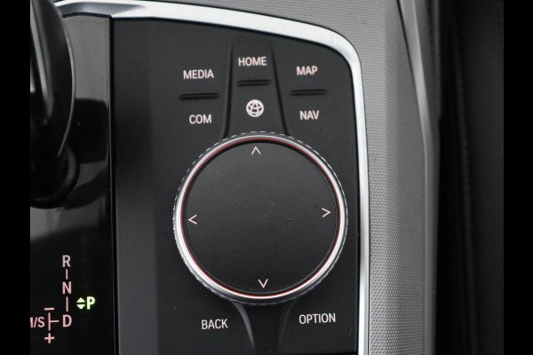 BMW 3-serie 320i Executive Edition | Sportstoelen | Carplay | Live Cockpit | Half leder | Navigatie | Full LED | Climate control | Parkeerhulp | Cruise control | Bluetooth