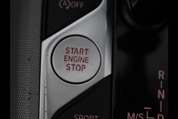 BMW 3-serie 320i Executive Edition | Sportstoelen | Carplay | Live Cockpit | Half leder | Navigatie | Full LED | Climate control | Parkeerhulp | Cruise control | Bluetooth