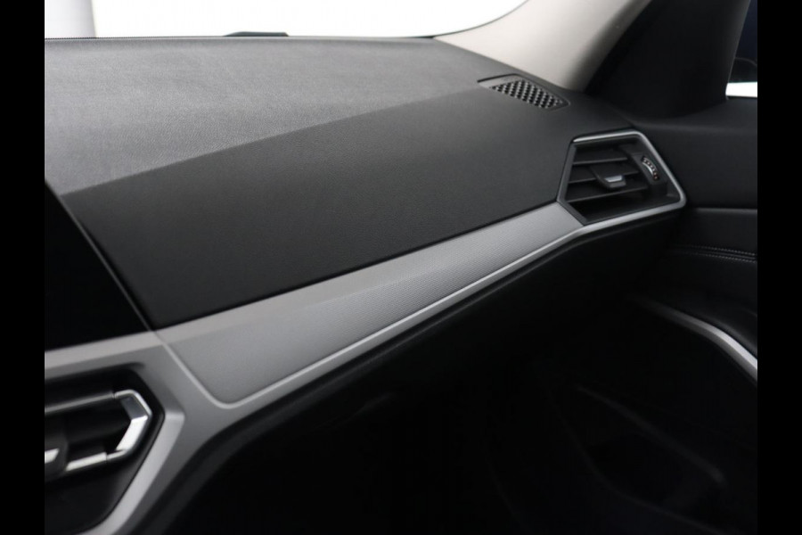 BMW 3-serie 320i Executive Edition | Sportstoelen | Carplay | Live Cockpit | Half leder | Navigatie | Full LED | Climate control | Parkeerhulp | Cruise control | Bluetooth