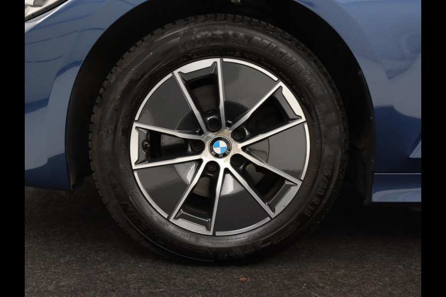 BMW 3-serie 320i Executive Edition | Sportstoelen | Carplay | Live Cockpit | Half leder | Navigatie | Full LED | Climate control | Parkeerhulp | Cruise control | Bluetooth